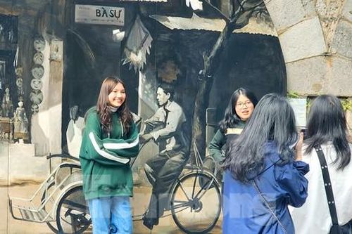 Được 'thay áo mới', phố bích họa Phùng Hưng đông vui ngày cuối tuần