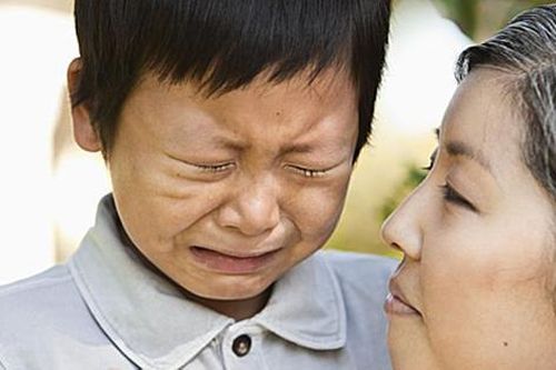 Yêu cầu con viết bài văn nói về tình yêu của người cha, đứa trẻ trả lời 1 câu khiến ông bố bàng hoàng