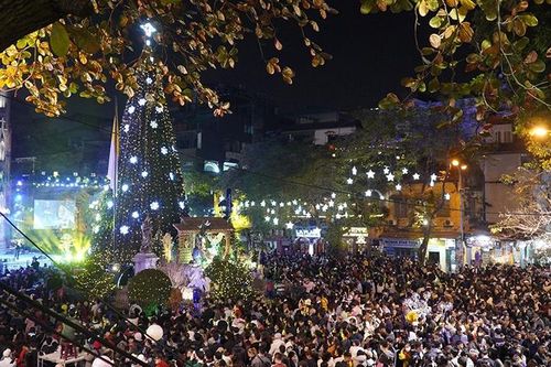 Biển người chen chân tới các điểm vui chơi, đón Giáng sinh ở Hà Nội