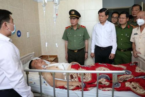 Thứ trưởng Lê Quốc Hùng thăm hỏi Đại úy Công an bị dao đâm trúng tim khi làm nhiệm vụ