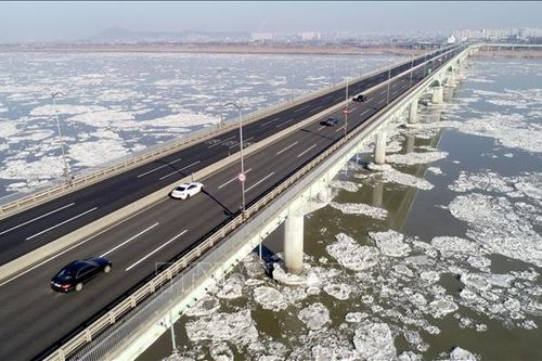 Sông Hàn chảy qua Thủ đô Seoul đóng băng sớm hơn thường lệ