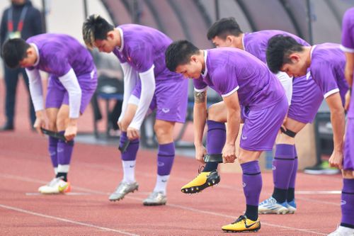 Quang Hải cùng đồng đội mang giày đinh sắt trong buổi tập ở Mỹ Đình