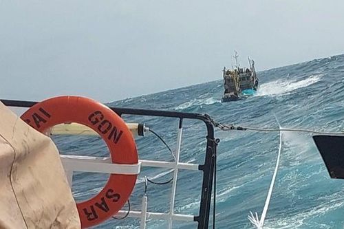 Xuyên đêm vượt sóng dữ cứu nạn thành công tàu cá bị hỏng máy thả trôi