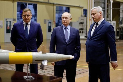 Ảnh ấn tượng tuần (19-25/12): Tổng thống Nga Putin yêu cầu tăng cường sản xuất vũ khí, Mỹ cam kết 'bảo trợ' Ukraine đến cùng, cháy kho xăng ở Colombia
