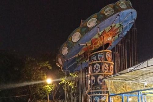 Đu quay ở Thủ Đức bất ngờ bị nghiêng, nhiều em nhỏ hoảng sợ