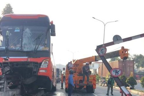 Sau tiếng động lớn, xe khách nằm toác đầu trên lan can hầm chui