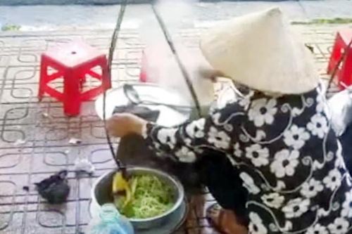 Xử phạt người bán rong 'đổ nước ăn thừa của khách vào nồi để bán tiếp'