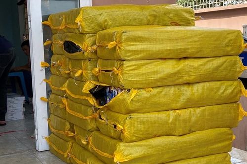 Bất ngờ kiểm tra xe tải chở hàng, phát hiện 400 bệ pháo lậu