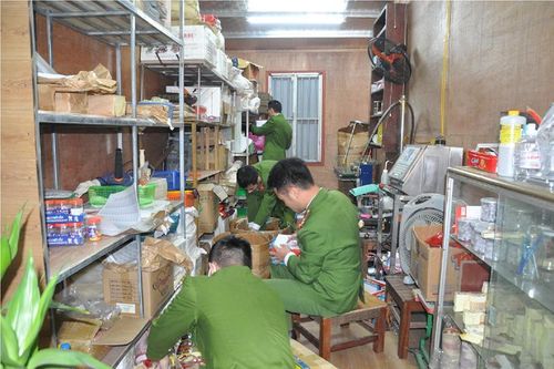 Phát hiện kho hàng lậu, xưởng làm hàng giả tại Hải Dương