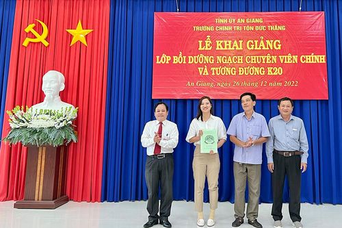 Trường Chính trị Tôn Đức Thắng khai giảng lớp bồi dưỡng kiến thức quản lý nhà nước ngạch Chuyên viên chính