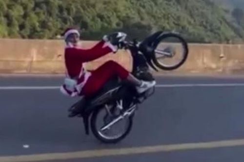 Thanh niên đóng 'ông già Noel' bốc đầu xe máy ở Thái Nguyên