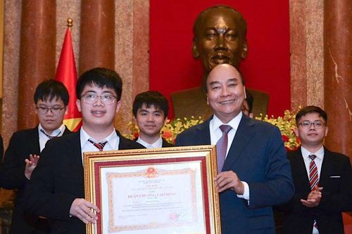 10 học sinh thi Olympic quốc tế được nhận huân chương Lao động hạng Nhì