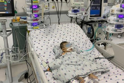 Bé gái 4 tháng tuổi nguy kịch sau 1 ngày lên cơn sốt, bác sĩ cảnh báo cha mẹ cần cảnh giác khi trời lạnh!