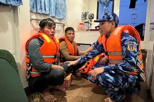 Kịp thời cứu 2 thuyền viên bị chìm tàu trên biển