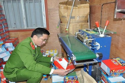 Tự in hạn sử dụng để 'hóa phép' cho bánh kẹo trôi nổi