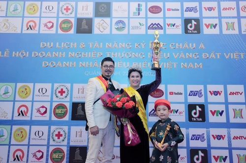 Quảng Ninh: UBND tỉnh chỉ đạo xác minh chương trình vinh danh 'nhà thơ thế giới'