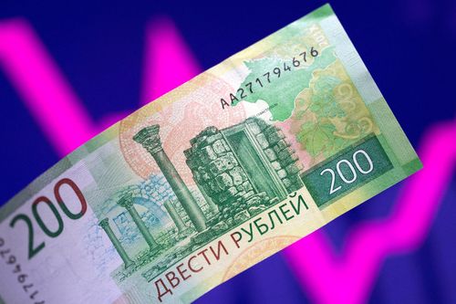 Giá đồng ruble tăng vọt