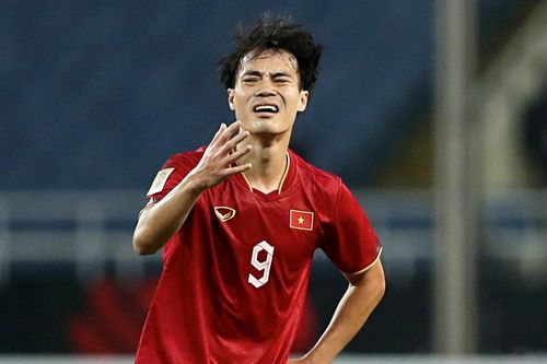 Vì sao Văn Toàn lãnh thẻ đỏ trước Malaysia?