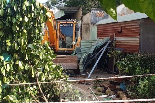 Nam thanh niên lái máy xúc phá sập 2 nhà dân
