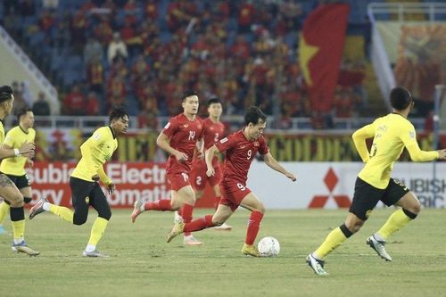 Văn Toàn bị cộng đồng mạng tấn công, sỉ nhục sau khi nhận thẻ đỏ ở trận gặp Malaysia