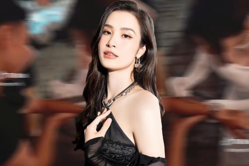 Fan nam chơi lớn để Đông Nhi kí tặng vào chỗ 'độc lạ', dân mạng: 'Kiểu này về khỏi tắm nha'