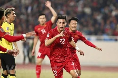 Việt Nam thắng Malaysia 3-0 dù chơi thiếu người trong gần 30 phút