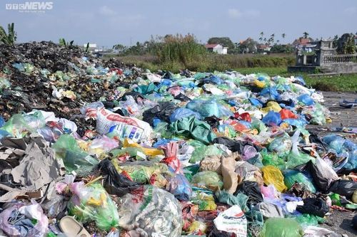 Hải Phòng: Bãi rác trung chuyển âm ỉ cháy, người dân phải đeo khẩu trang đi ngủ