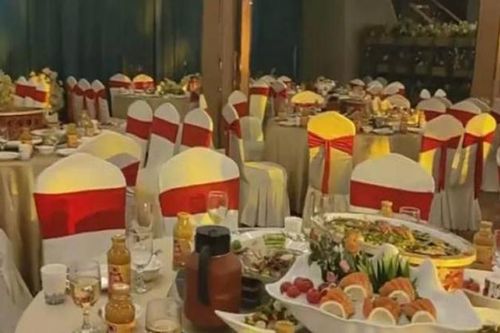 Tiệc cưới sang chảnh không có khách dự, cô dâu chú rể vẫn không thể oán trách