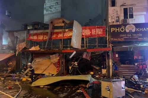 Hà Nội: Nổ kinh hoàng ở cửa hàng sửa xe máy, 3 người bị thương