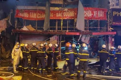 Hà Nội: Cửa hàng sửa chữa xe máy bất ngờ phát nổ, rung chấn cả một khu vực rồi bốc cháy, nhiều người bị thương