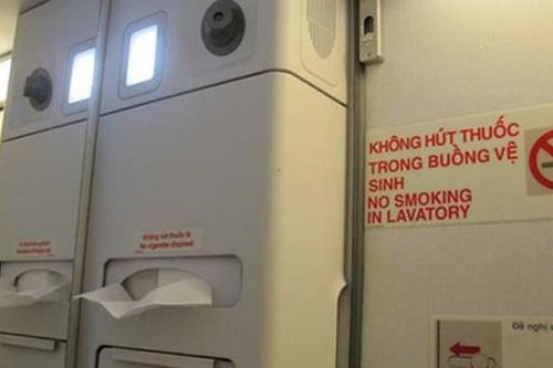 Ba hành khách bị cấm bay vì dùng giấy tờ của người khác và hút thuốc trên máy bay