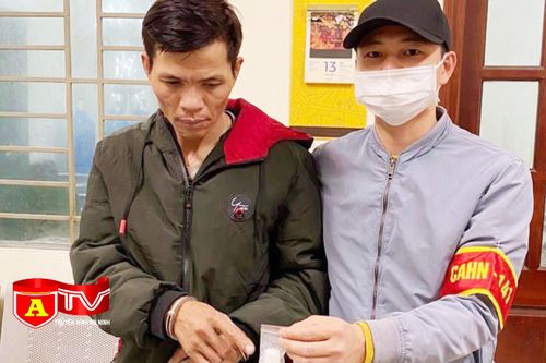 Vây bắt đối tượng tàng trữ ma túy tại chợ Long Biên