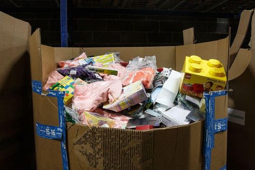 Cặp đôi kiếm tiền từ việc mua hàng bị hoàn trả rồi bán lại
