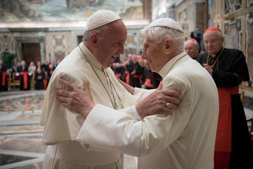 Giáo hoàng Francis kêu gọi cầu nguyện cho cựu Giáo hoàng Benedict