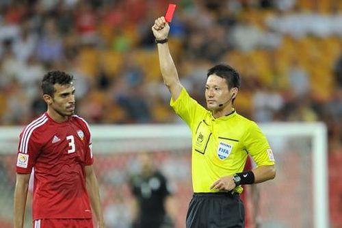 Những con số chứng tỏ trọng tài Ryuji Sato xứng danh vua thẻ và vua penalty