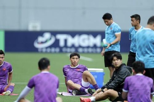 Phút ưu tư của Đoàn Văn Hậu tại Singapore