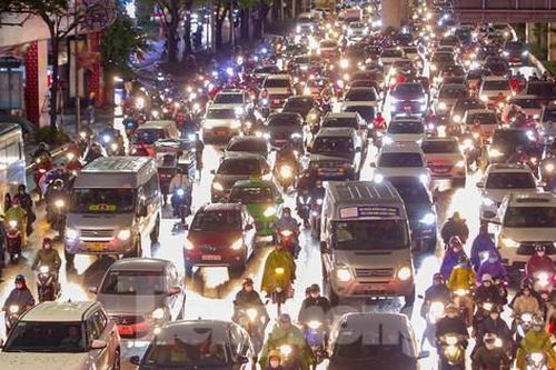 Đường phố Hà Nội tắc nghẽn nhiều giờ trong mưa rét
