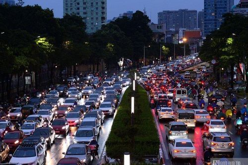 Hà Nội: Ùn tắc kéo dài, người dân chật vật di chuyển trong mưa rét