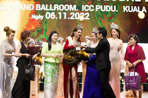 Niềm tự hào, kiêu hãnh của Hoa hậu Hannah Nguyen khi được chính công chúa Malaysia trao vương miện.