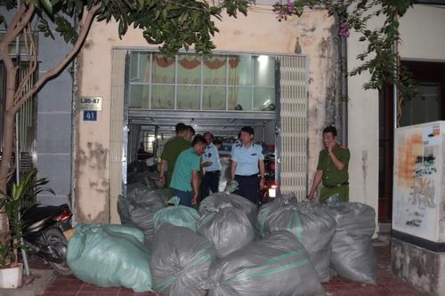 Khởi tố 2 bị can về hành vi sản xuất, kinh doanh quần áo giả mạo nhãn hiệu tại Thái Bình