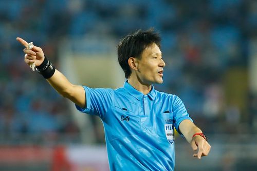 Trọng tài thổi phạt đền hi hữu có duyên với tuyển Việt Nam