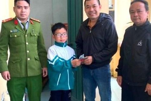 Trên đường đi học, nam sinh lớp 6 nhặt được gần 20 triệu đồng