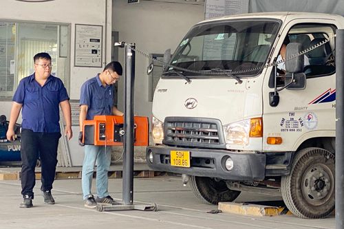 Tài xế ở TP.HCM sợ đăng kiểm ôtô vì chờ đợi quá lâu