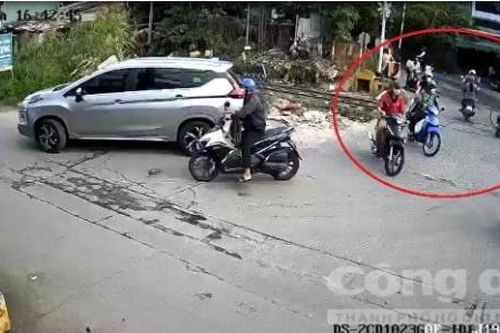 Mâu thuẫn lúc đá bóng, nhóm học sinh vác hung khí chém nhau