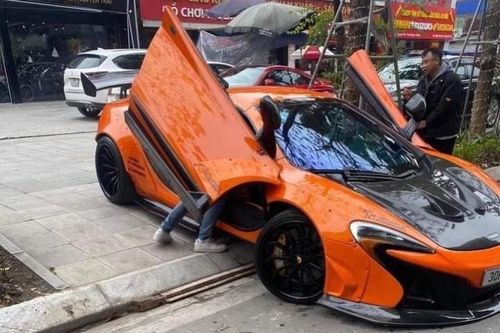 Siêu xe McLaren 650S 'sập gầm' trên vỉa hè Hà Nội