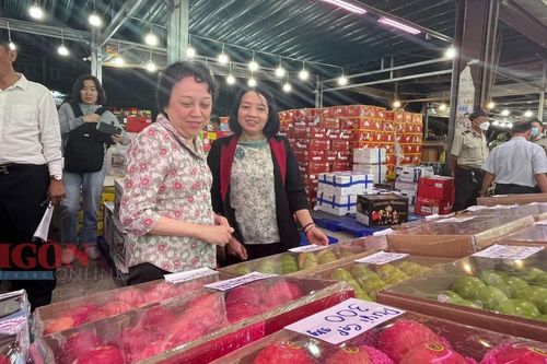 Khó kiểm soát chợ tự phát vây quanh chợ đầu mối