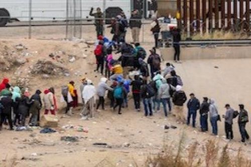 Mỹ giữ nguyên luật trục xuất người nhập cư bất hợp pháp dưới thời ông Trump