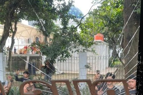 CĐV Indonesia tấn công xe chở tuyển Thái Lan, Madam Pang 'sợ xanh mặt'
