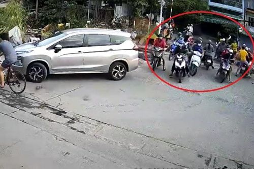 Nhóm học sinh cấp 3 vác hung khí, rượt đuổi chém hai thiếu niên