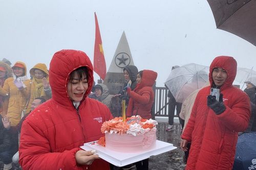 Lào Cai: Tuyết tiếp tục rơi trên đỉnh Fansipan